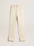 Pantalone di colore bianco con borchie a baguette applicate