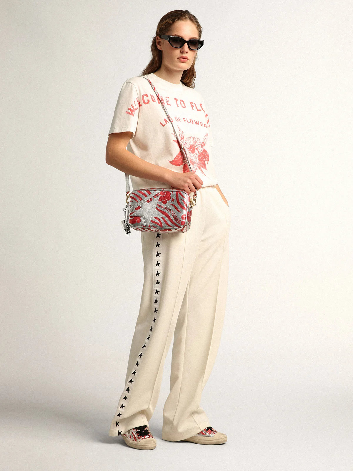 Borsa Star Bag in pelle laminata color argento con stella ton sur ton e stampa tigrata CNY rossa