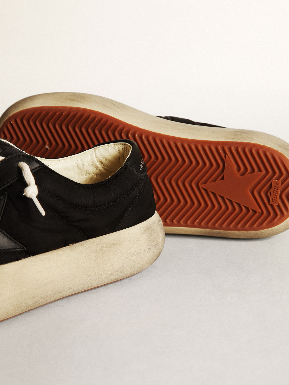 Scarpe Space-Star Donna in nylon nero con stella e talloncino in pelle nera