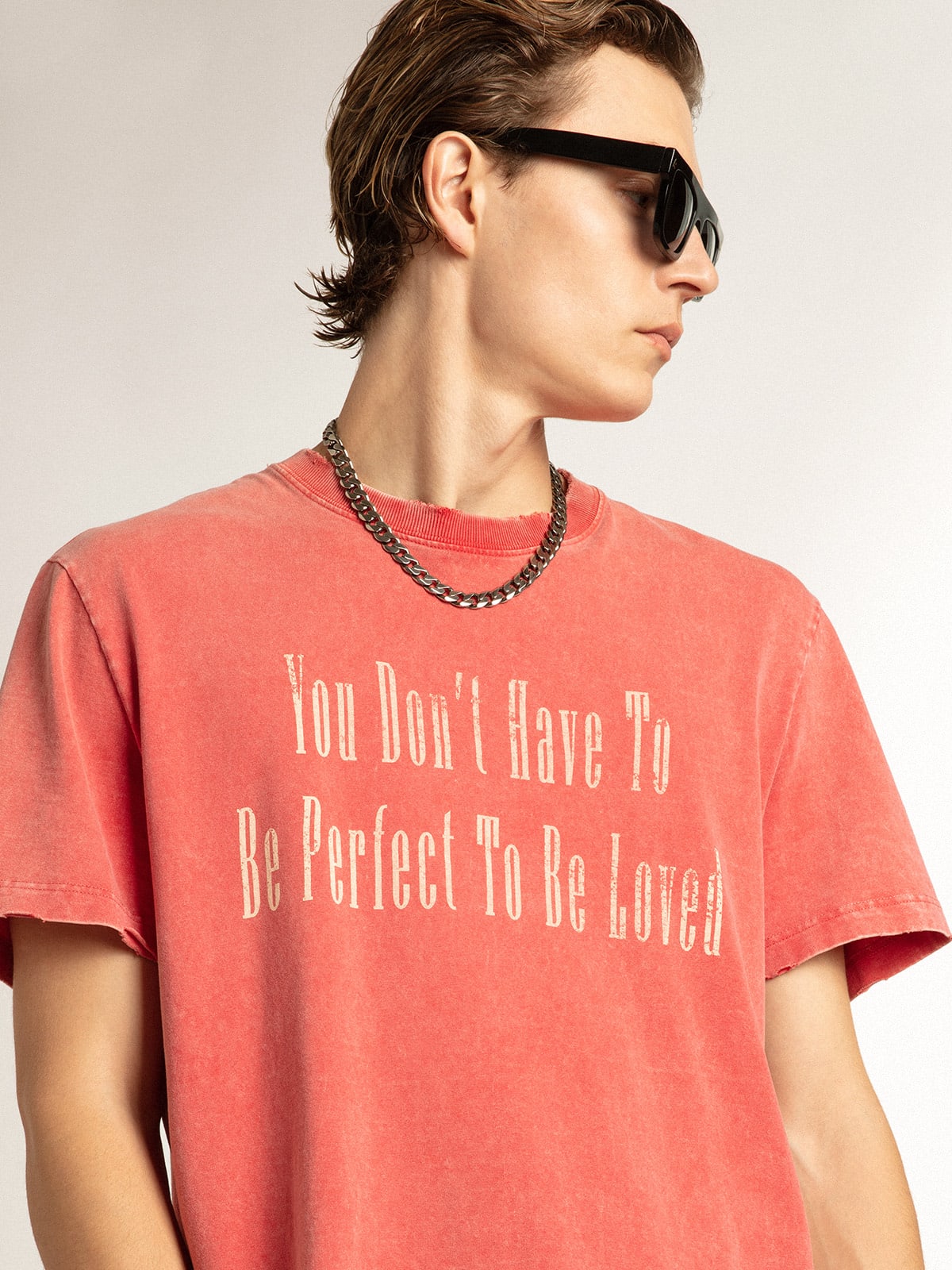 T-shirt color rosso con scritta stampata color ecrù