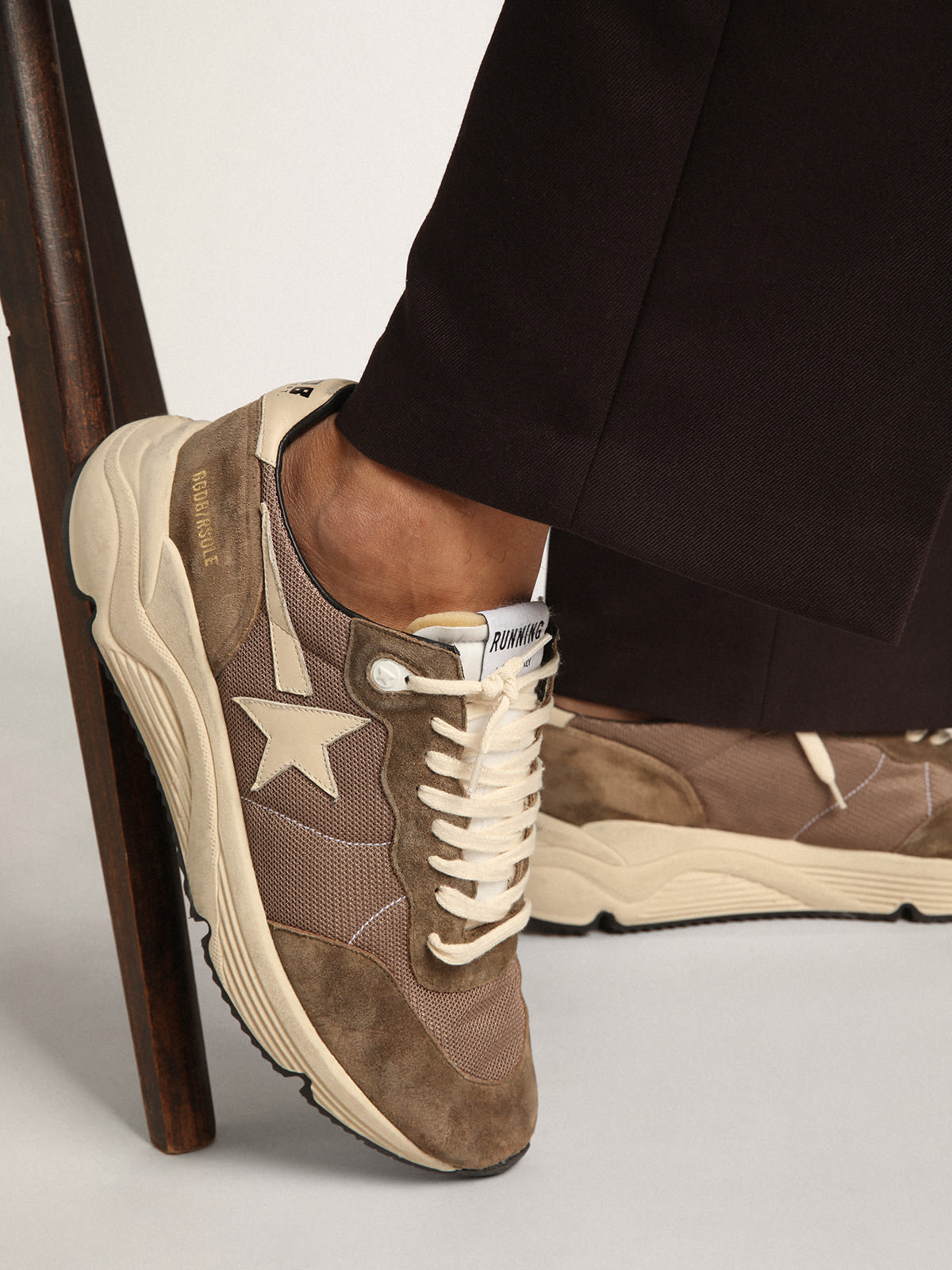Sneaker Running Sole in rete e pelle color verde oliva con stella e talloncino in pelle color crema