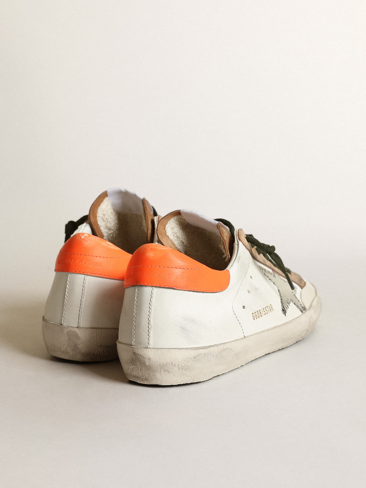 Sneaker Super-Star Penstar con stella serigrafata color argento e talloncino in pelle arancione fluo