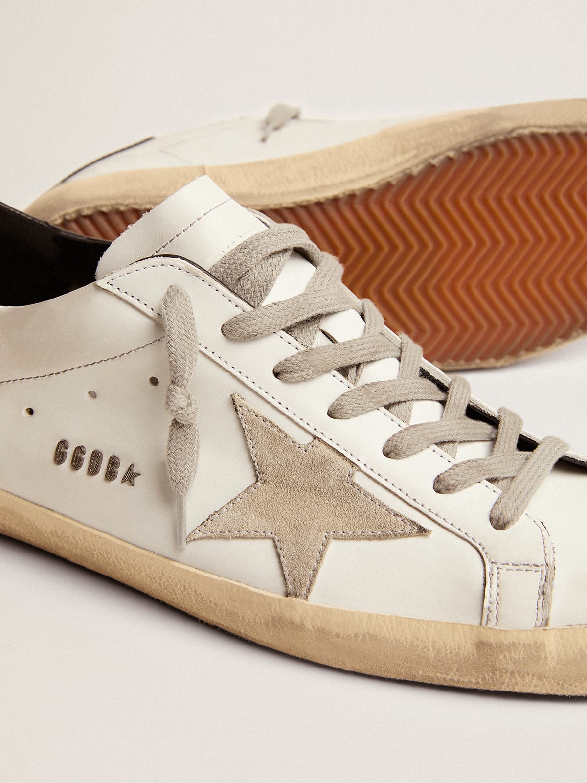 Sneakers Super-Star uomo con talloncino nero e metal studs lettering