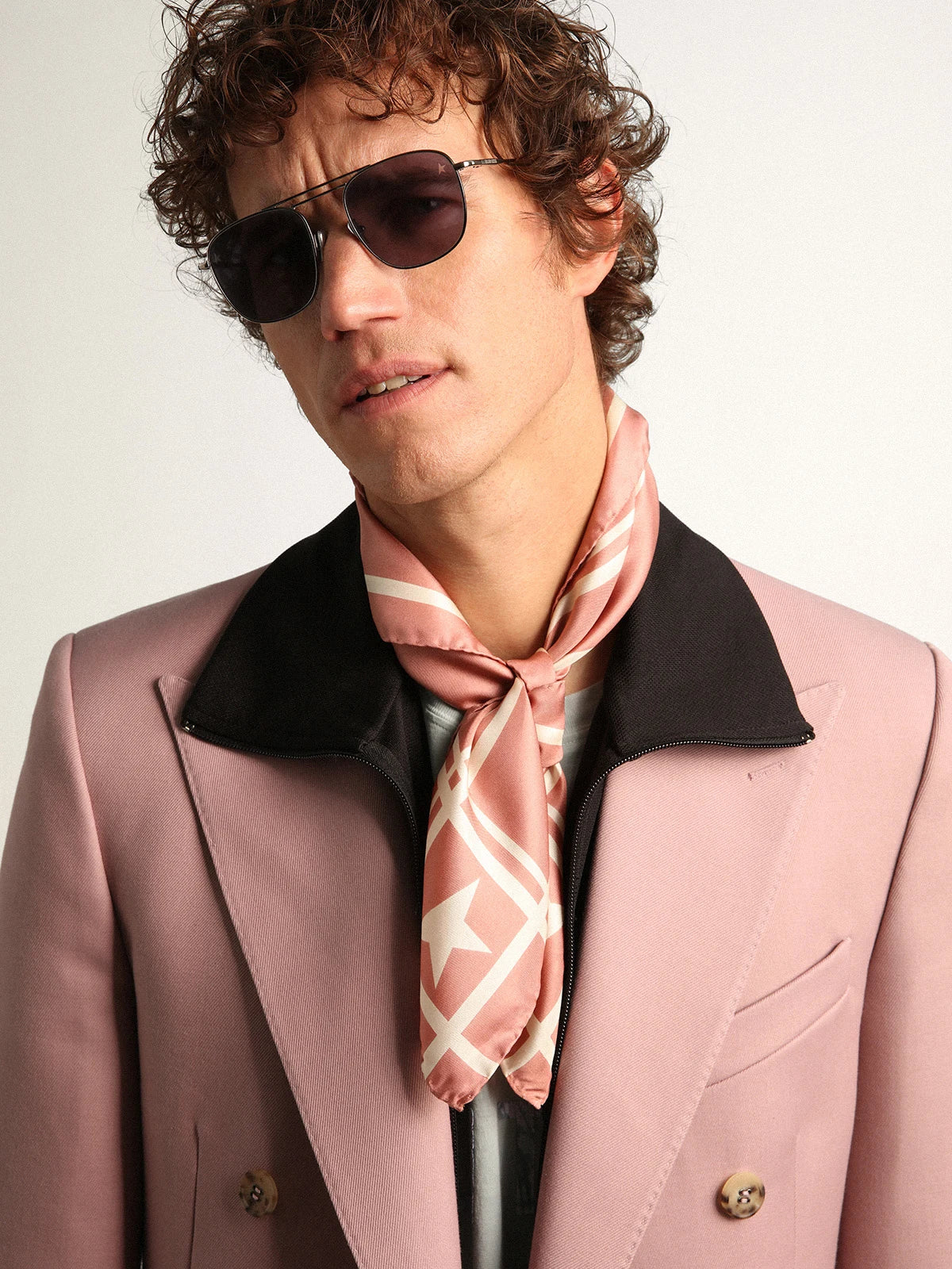 Foulard Collezione Golden di colore rosa antico con righe e stelle bianche a contrasto
