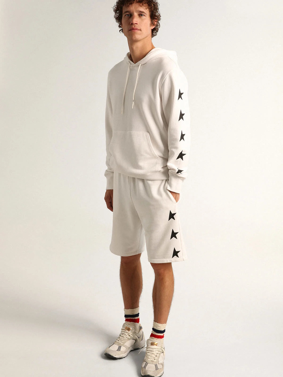 Felpa con cappuccio Alighiero Collezione Star di colore bianco vintage con stelle nere a contrasto