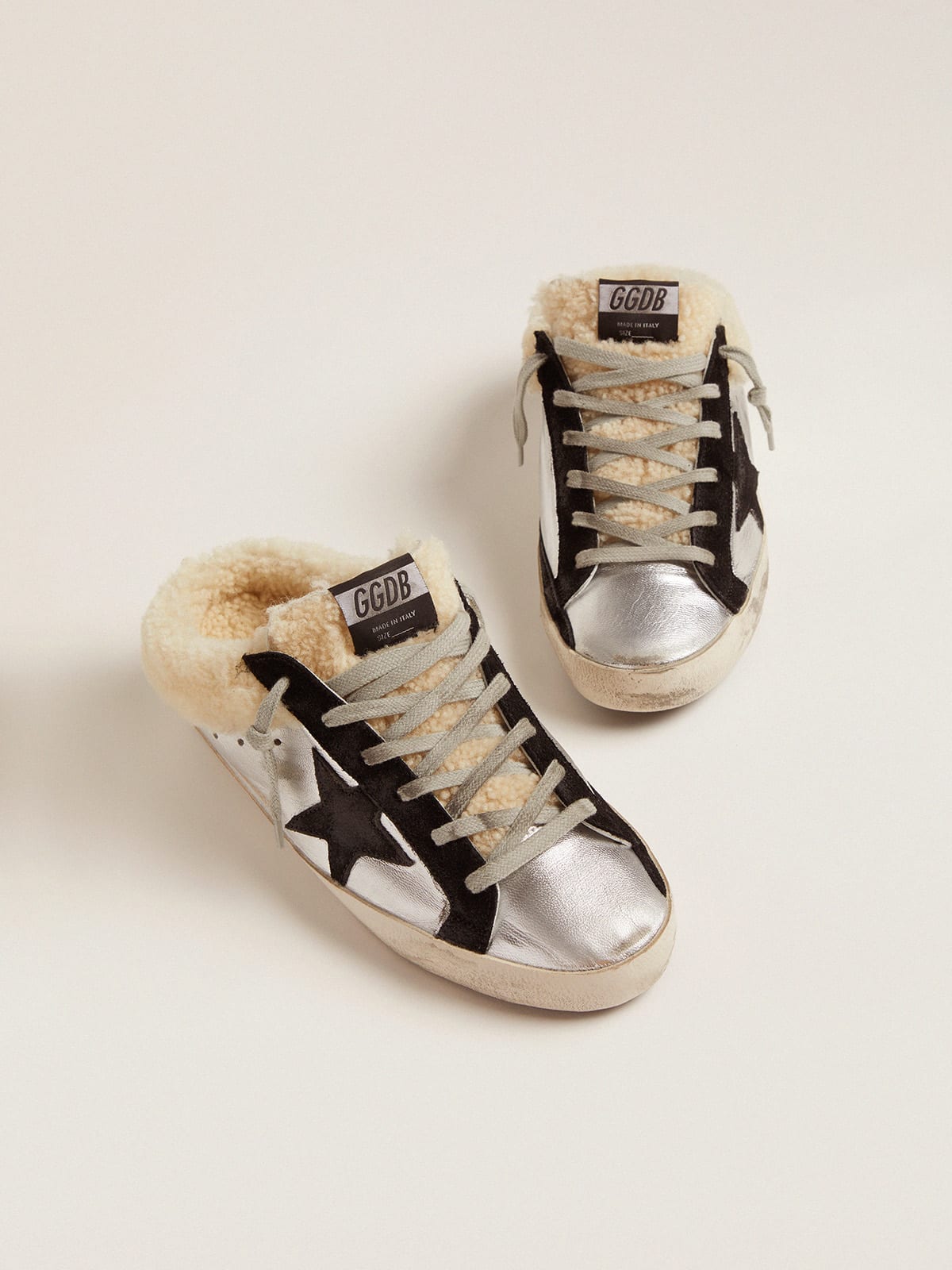 Super-Star Sabot in pelle laminata color argento con stella in suede nero