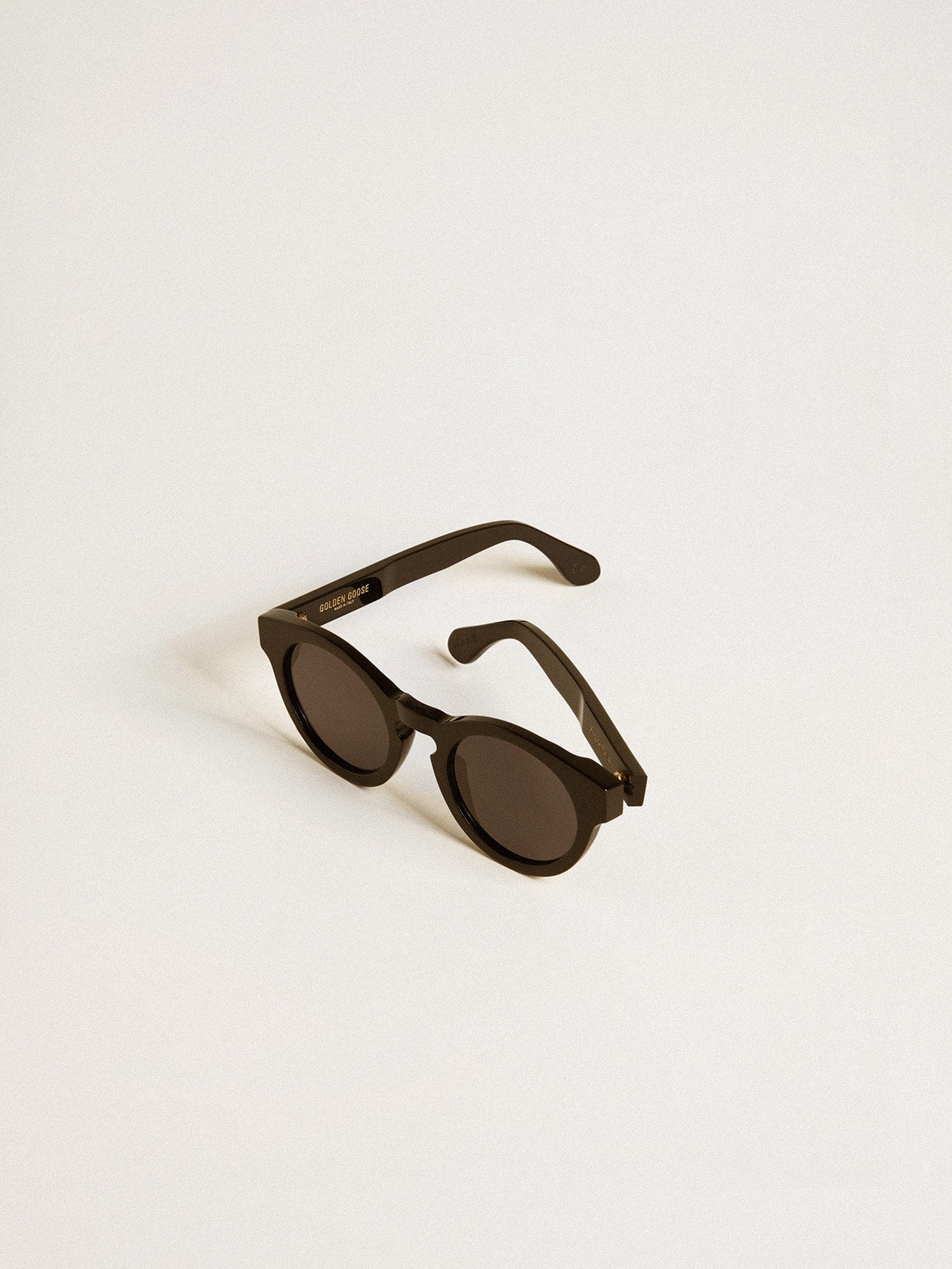 Square style Panthos sunglasses with black frame and lenses