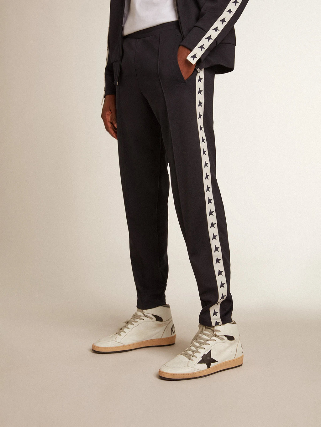 Pantalone jogging di colore blu scuro con nastro e stelle a contrasto