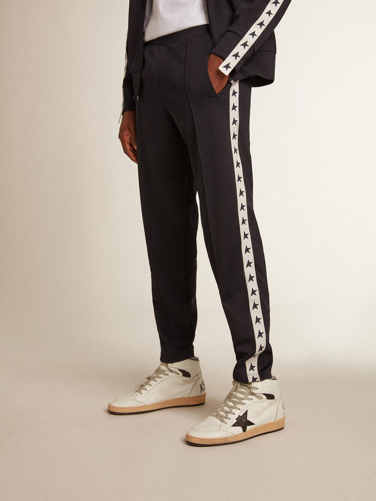 Pantalone jogging di colore blu scuro con nastro e stelle a contrasto