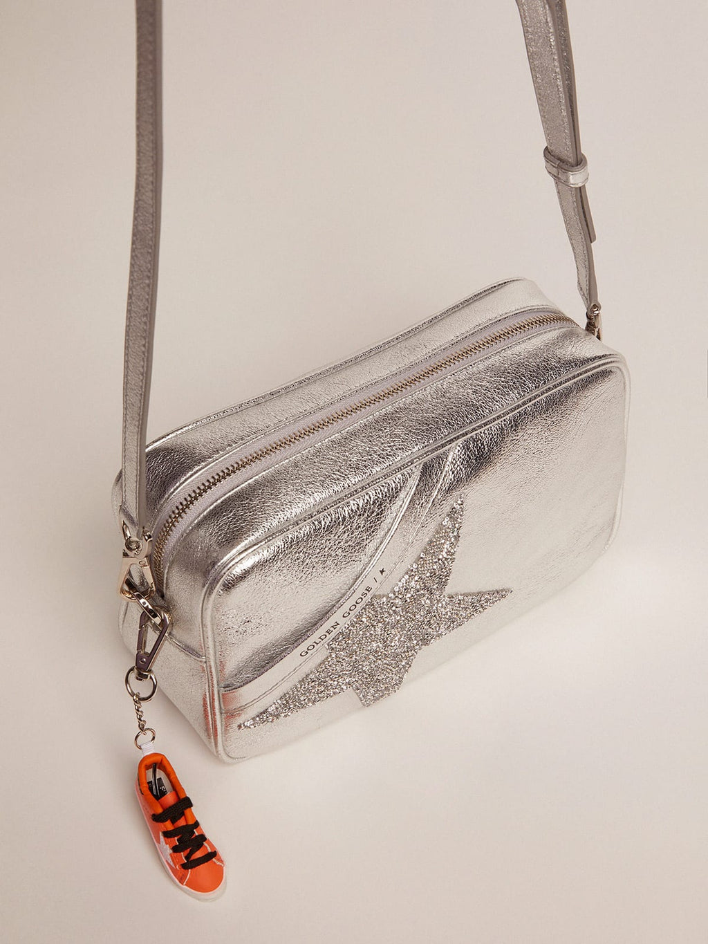 Borsa Star Bag argentata in pelle laminata con stella Swarovski