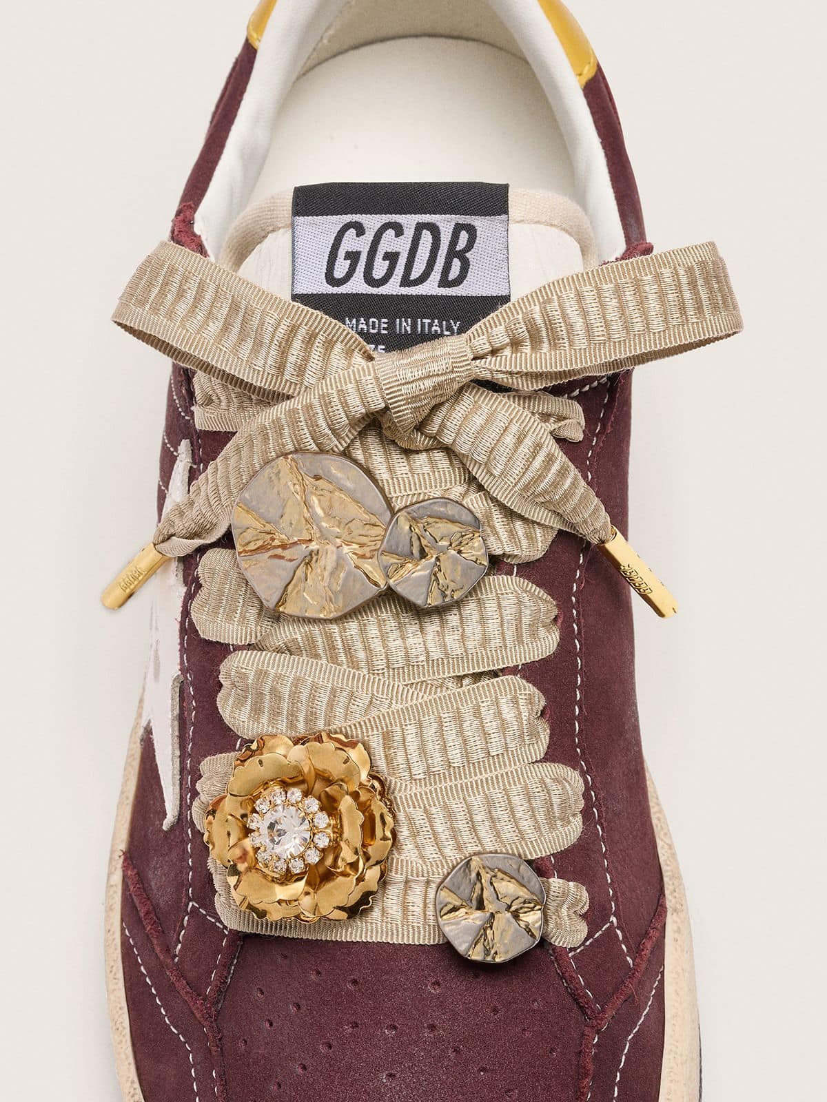 Skins "Vintage" beige embroidered laces embellished with charms
