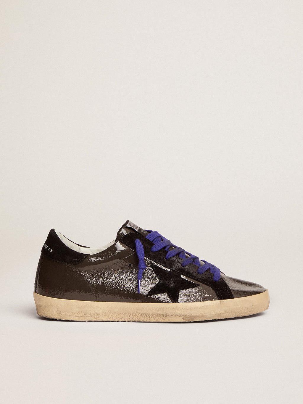 Super-Star in pelle verniciata grigia con inserti in suede nero