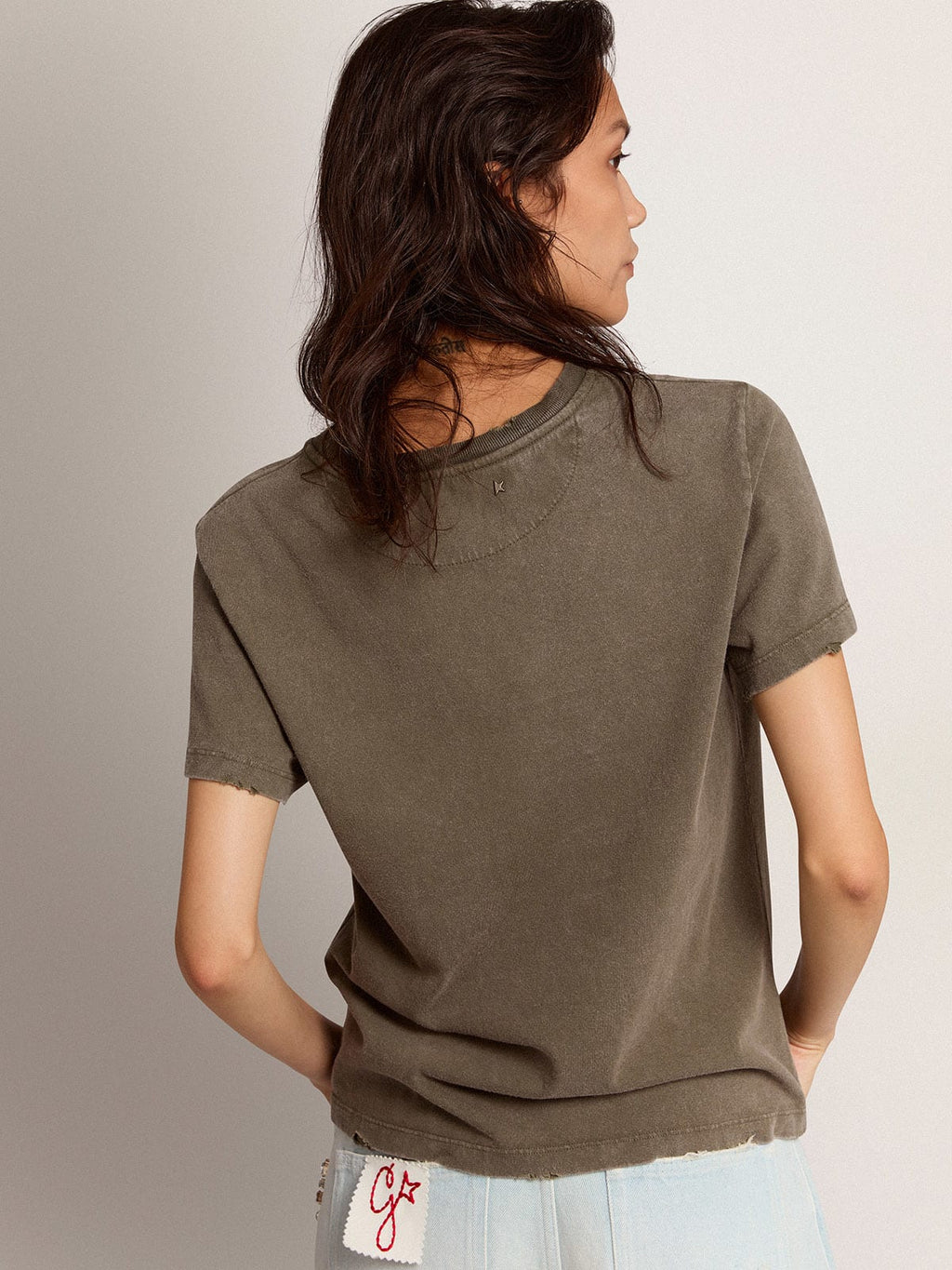 T-shirt color verde oliva dal fit regular con scritta Golden sul davanti