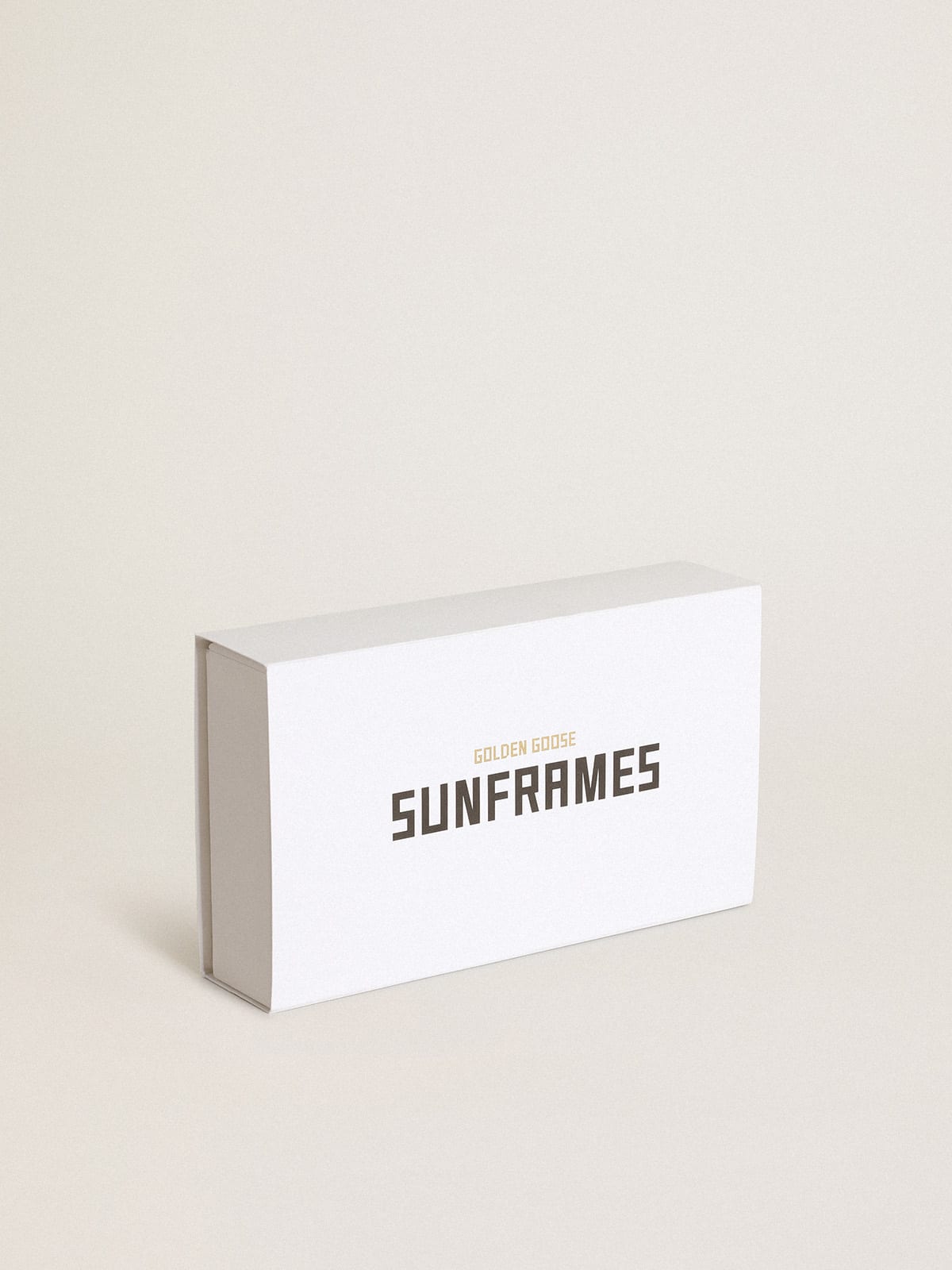 Sunframe Scarlett modello cat eye con montatura color oro rosa e lenti rosa