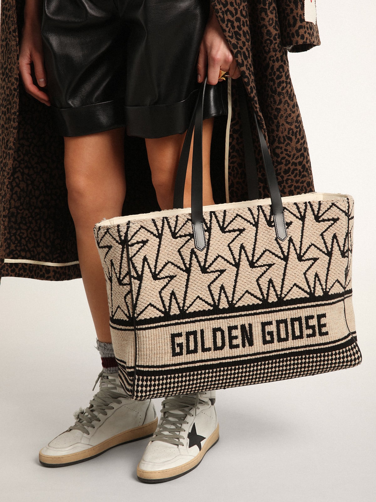 Borsa California Bag East-West in lana jacquard color bianco latte con monogrammi e scritta Golden Goose di colore nero a contrasto