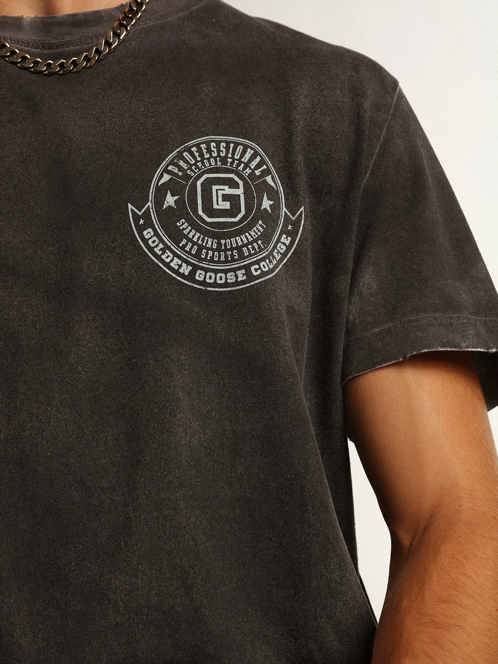 T-shirt grigia Collezione Journey dall'effetto invecchiato con stampa color seagrass a contrasto sul davanti e rotture manuali sui profili