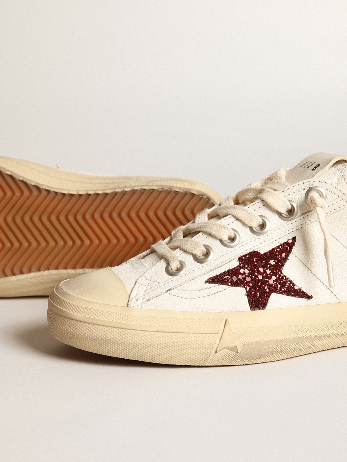 Sneaker V-Star in nappa bianca con stella in glitter rossi