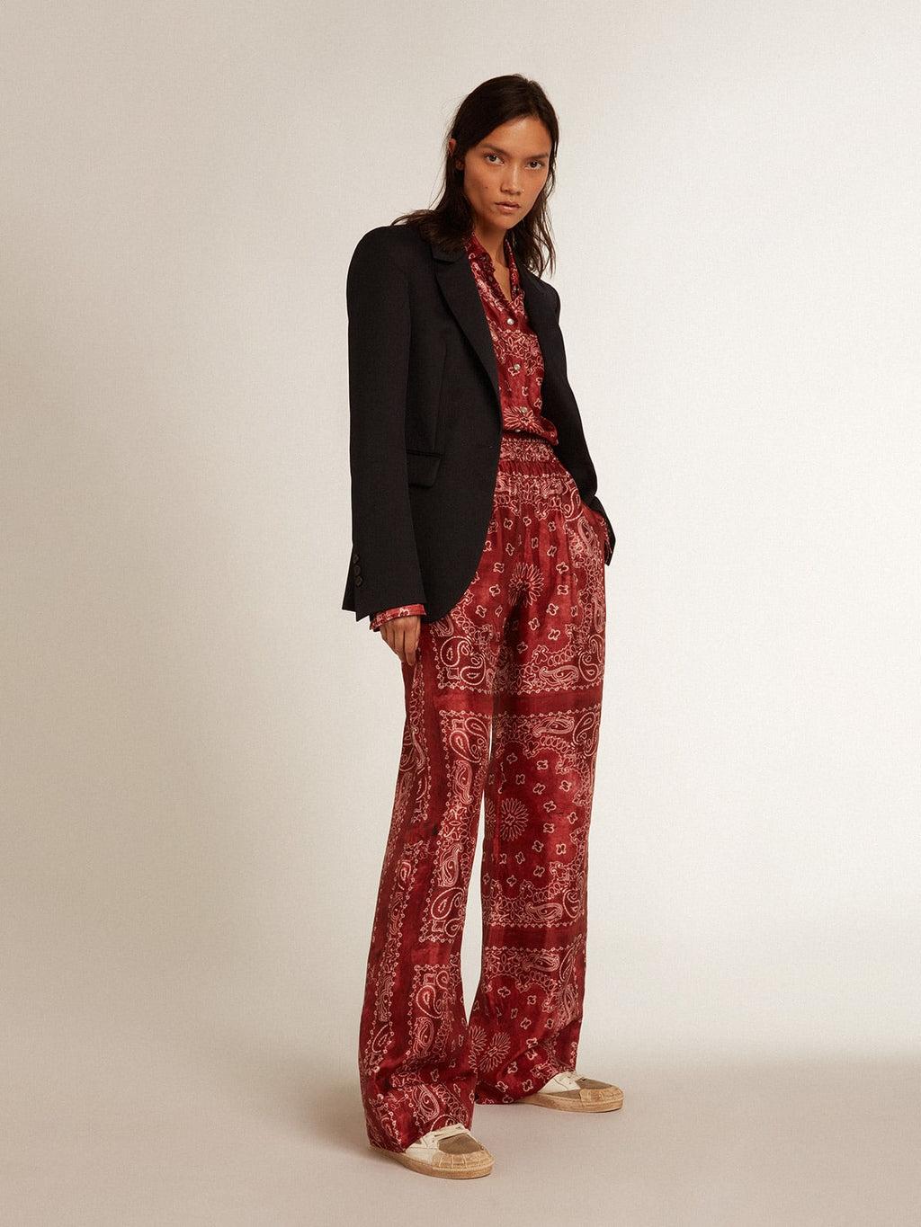 Pantalone jogging di colore bourdeaux con stampa paisley