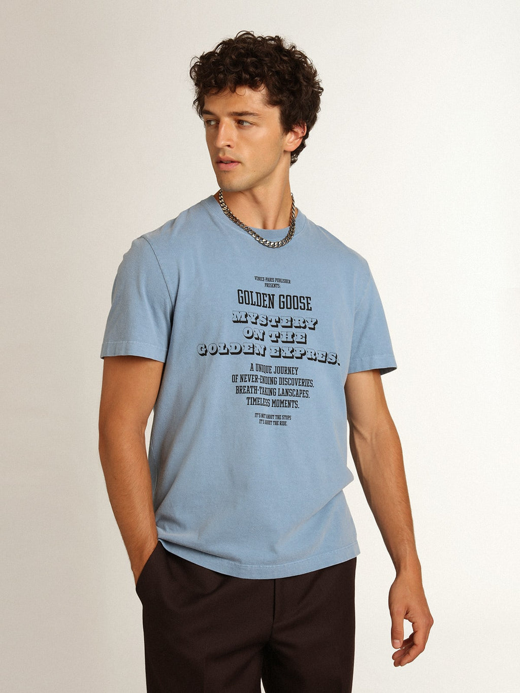 T-shirt Collezione Journey color blu harbor con stampa Golden Goose Mystery On The Golden Express nera a contrasto sul davanti