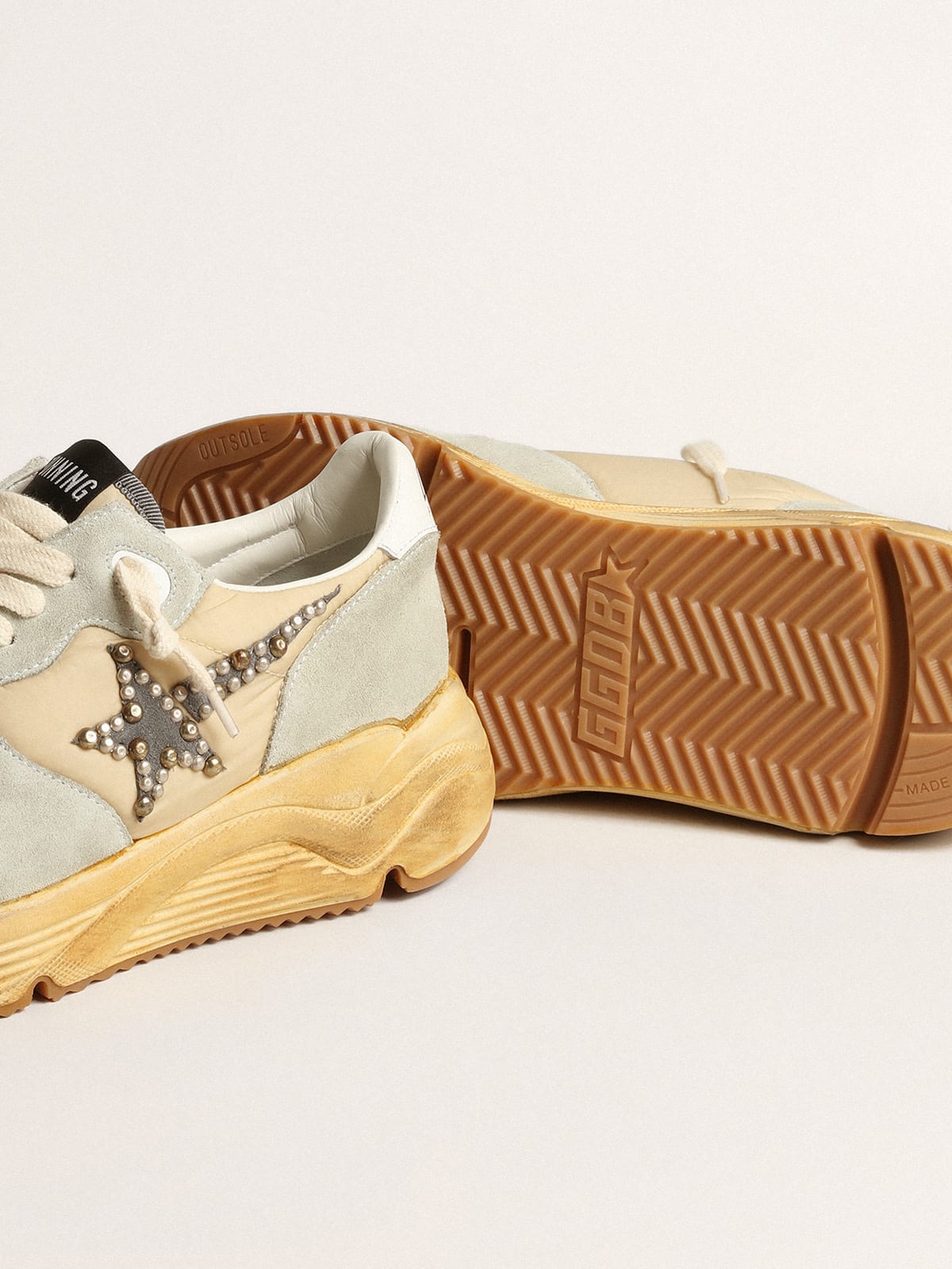 Running Sole Donna color ghiaccio con stella in suede con borchie