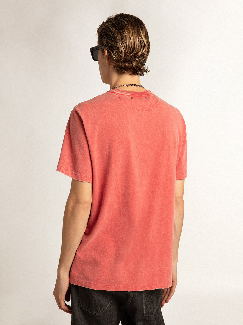 T-shirt color rosso con scritta stampata color ecrù