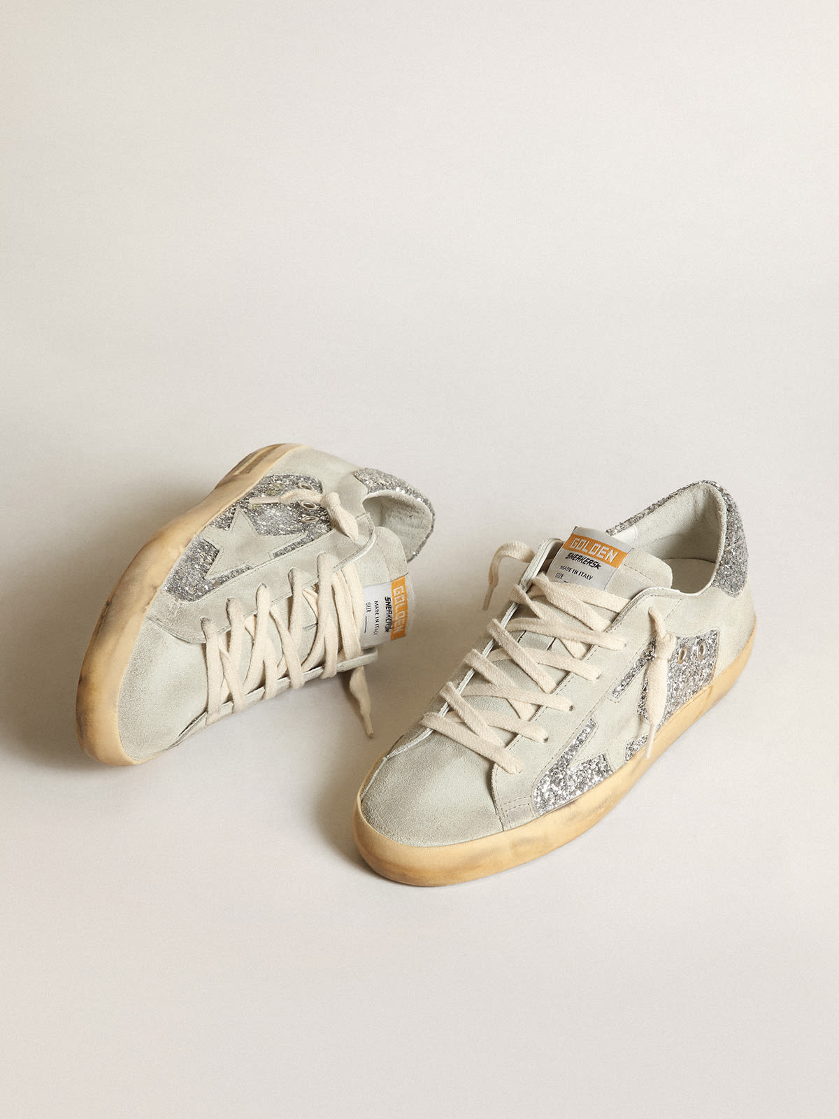 Sneaker Super-Star in glitter argento con stella e inserti in suede color grigio ghiaccio