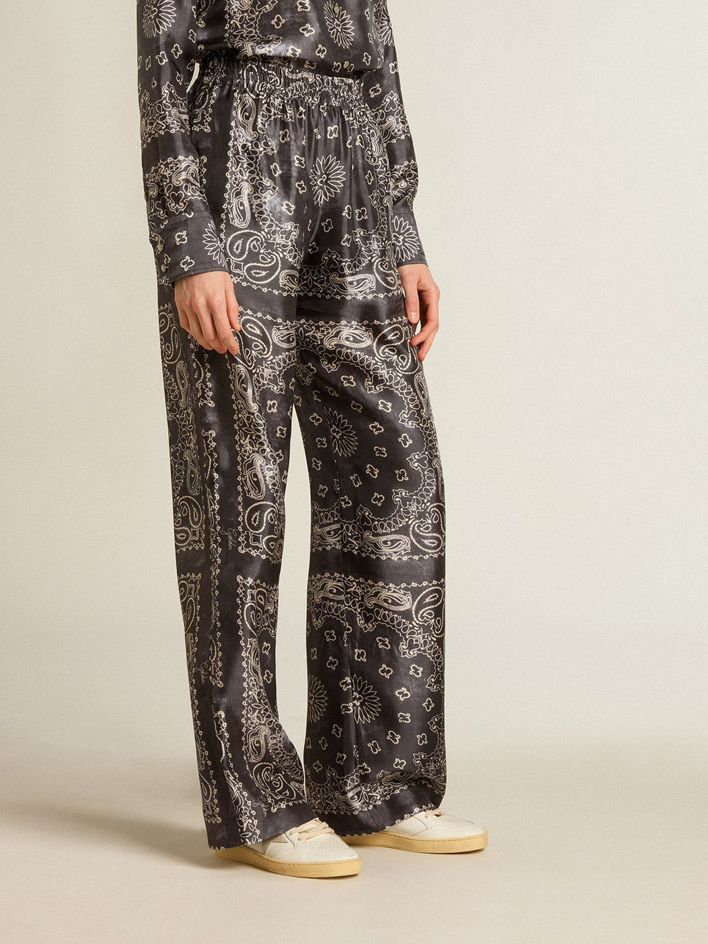 Pantalone jogging di colore antracite con stampa paisley