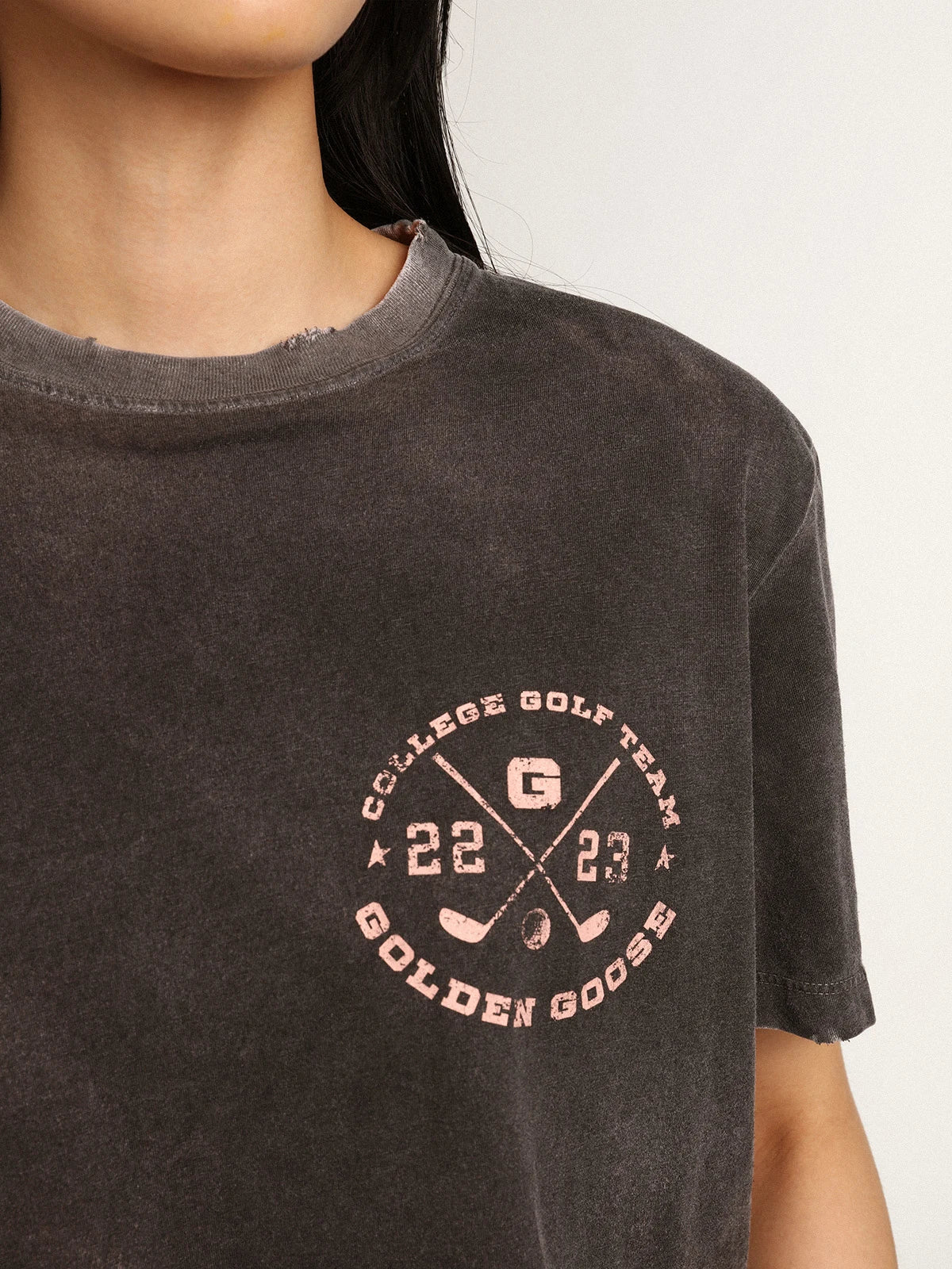 T-shirt grigia Collezione Journey dall'effetto invecchiato con stampa color rosa tenue a contrasto sul davanti e rotture manuali sui profili