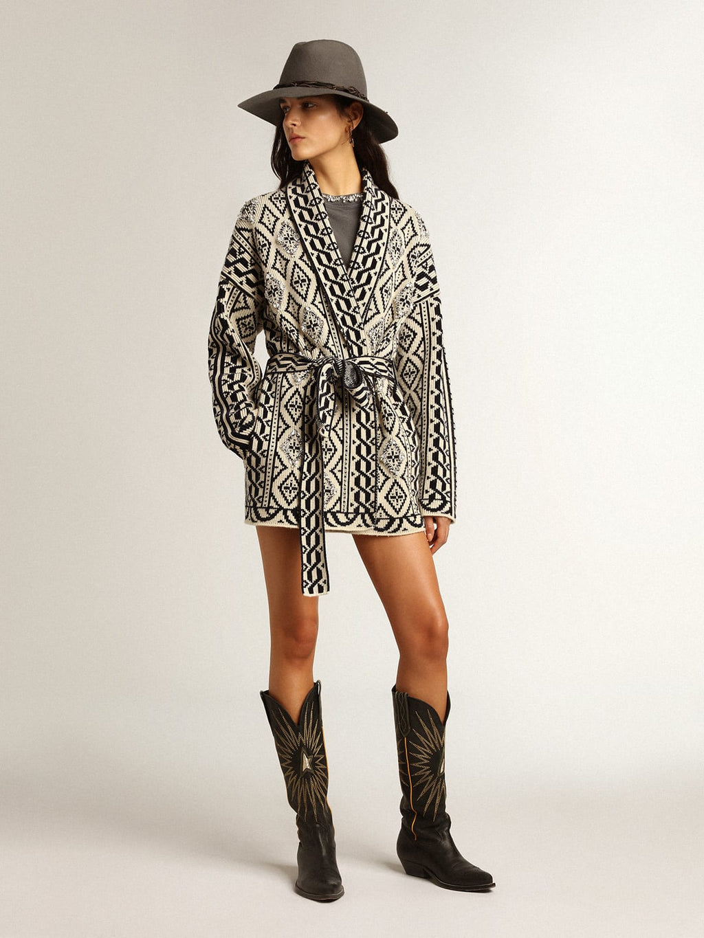 Cardigan color papiro in lana con motivo jacquard e cristalli