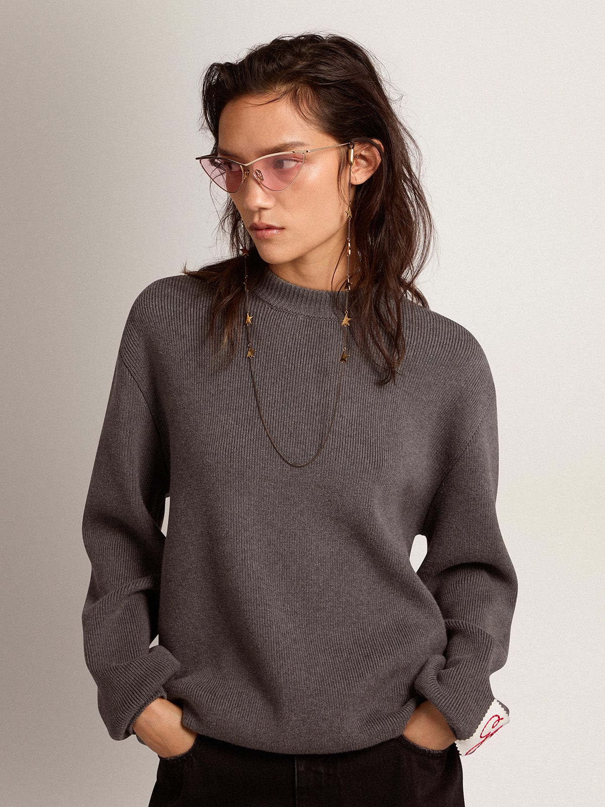 Maglione girocollo in cotone grigio scuro con logo sul retro