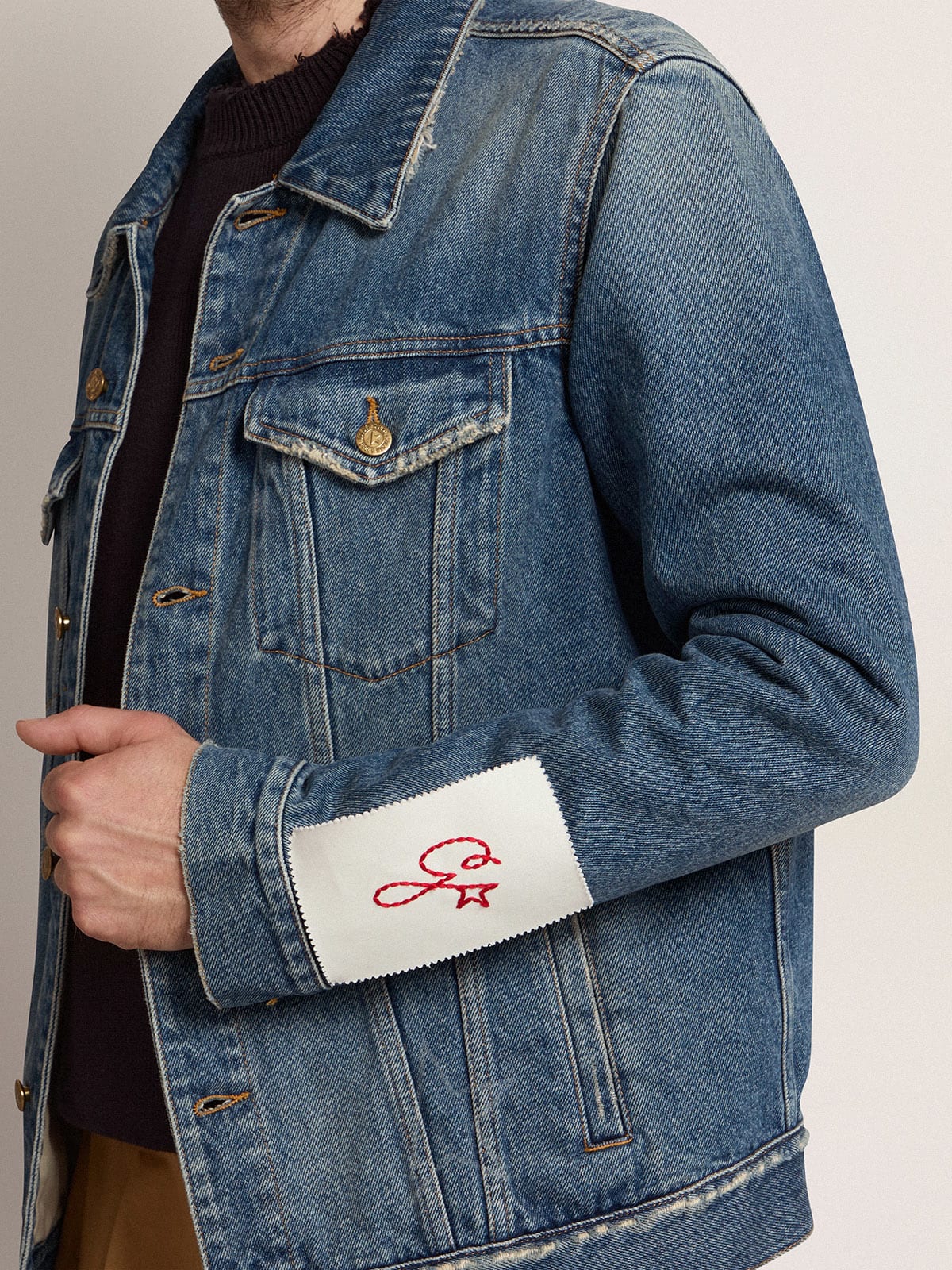 Giacca in jeans lavaggio medio e trattamento distressed