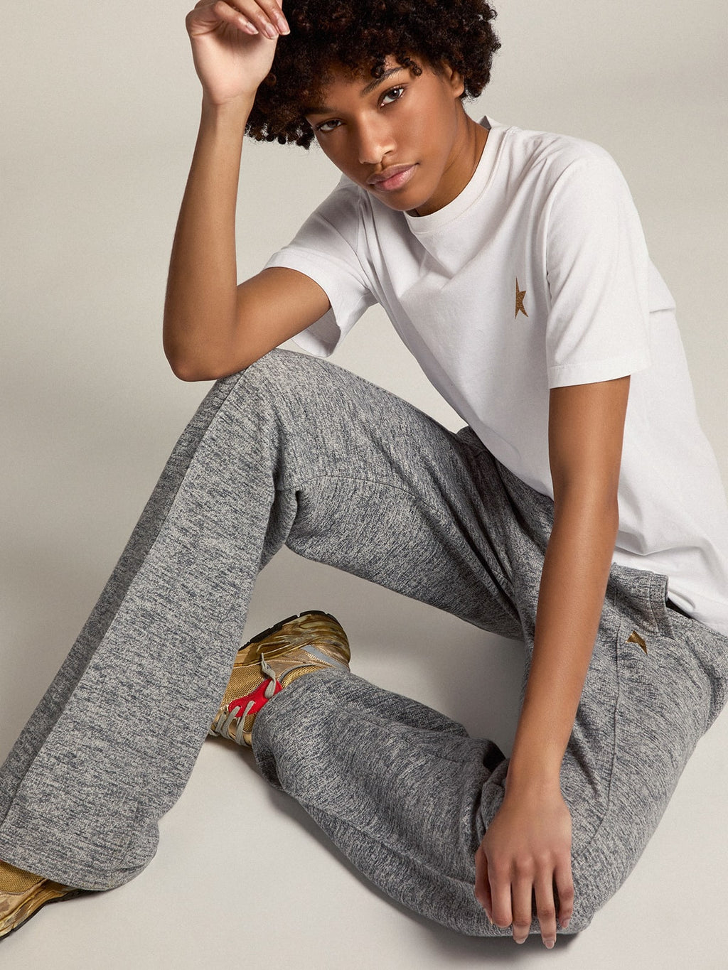 Pantalone jogging di colore grigio con stella dorata sul davanti