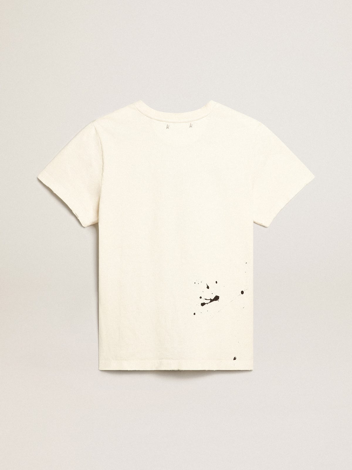 T-shirt di colore bianco con scritta e ricamo