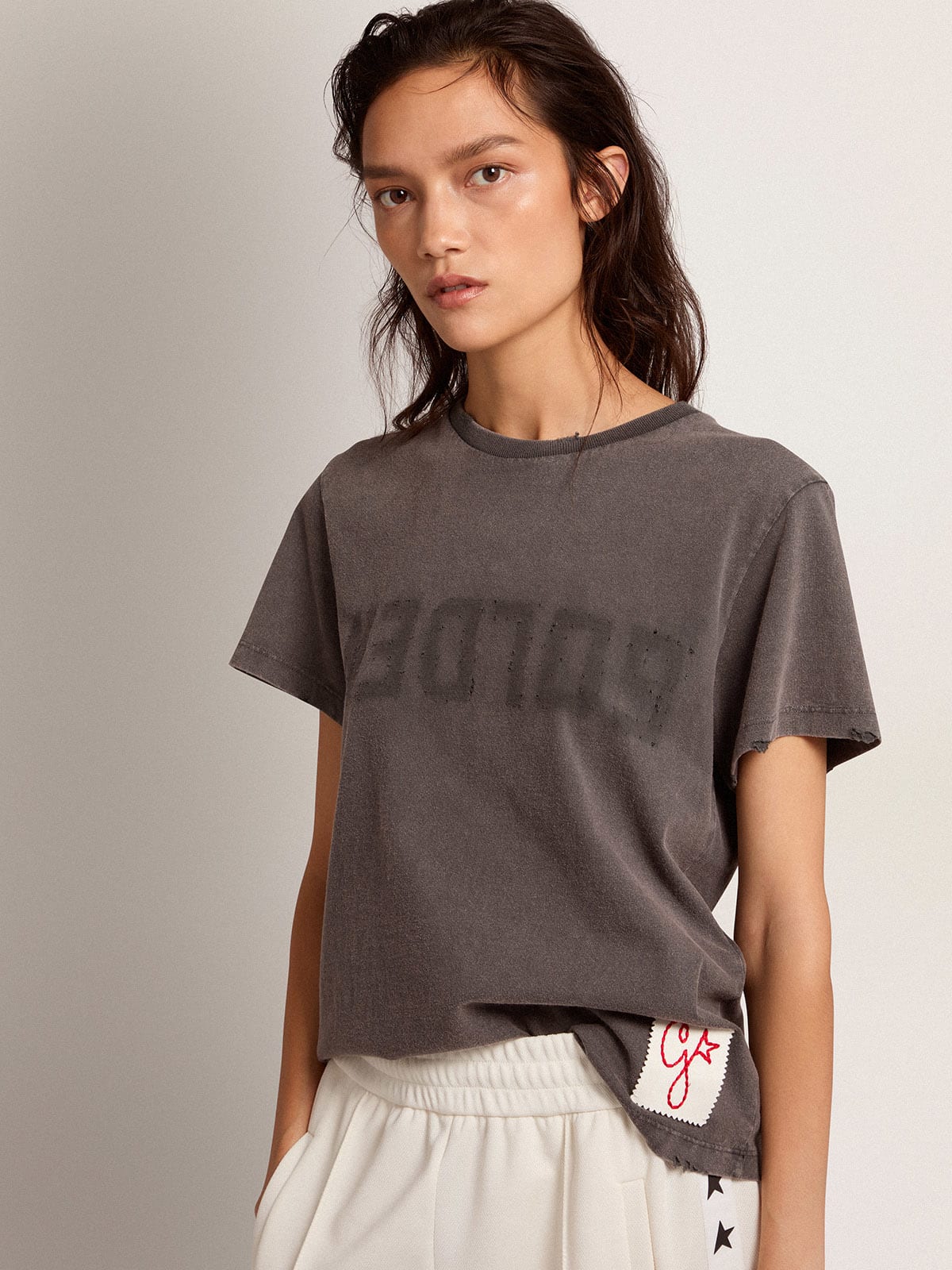 T-shirt dal fit slim di colore grigio antracite dal trattamento distressed