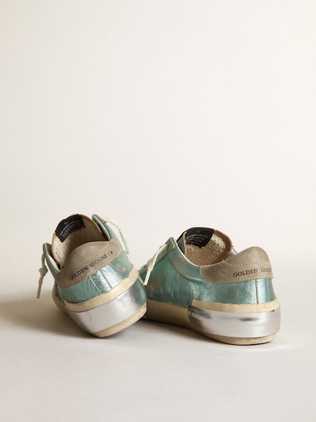 Sneaker Super-Star in pelle laminata verde menta con stella in suede grigio ghiaccio e multifoxing