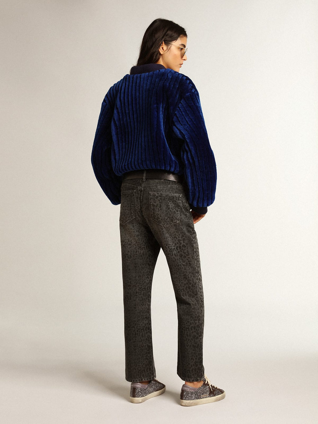 Jeans grigio da donna con stampa leopardo