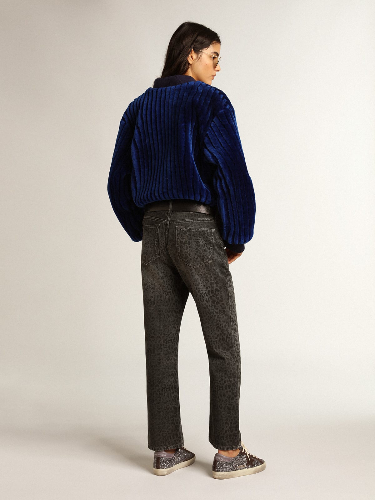 Jeans grigio da donna con stampa leopardo