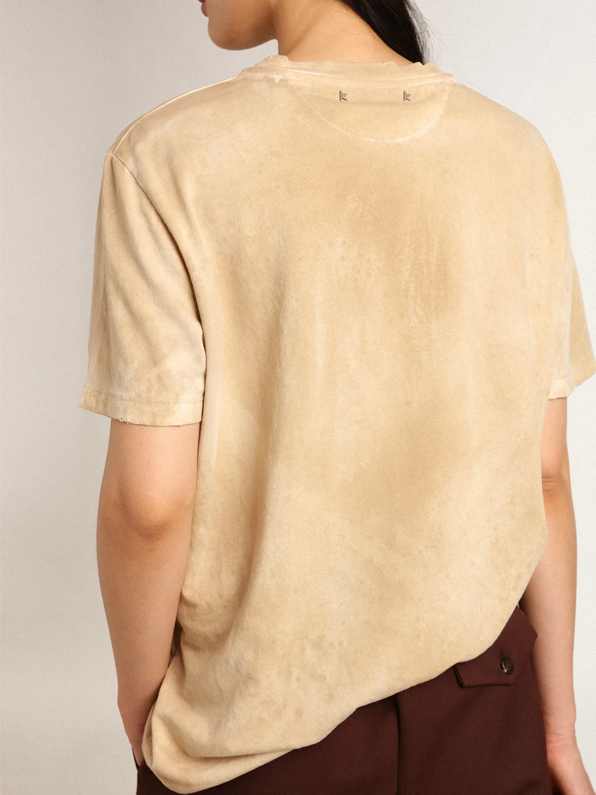 T-shirt Collezione Journey di colore bone white dall'effetto carta con stampa floreale sul davanti