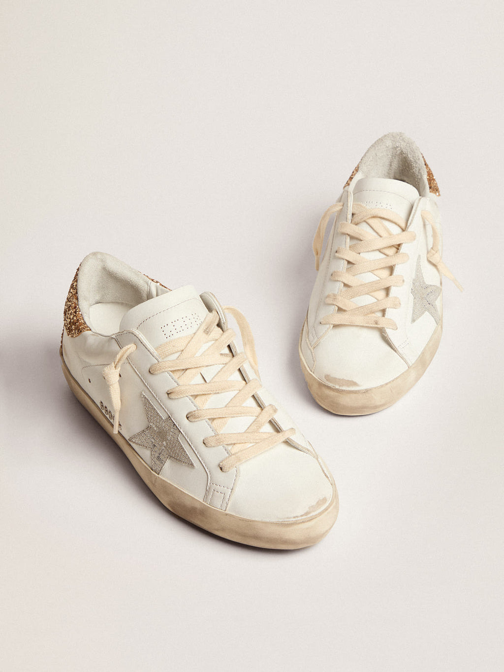 Sneaker Super-Star con stella in pelle color argento con stampa pitonata e talloncino in glitter dorati