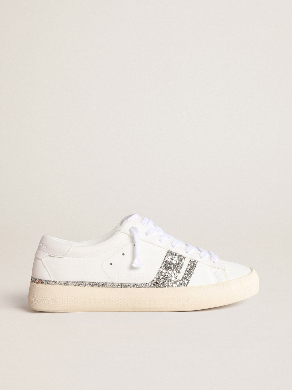 Sneaker Yatay Model 1B sostenibile con tomaia bio-based bianca e Y in glitter argento riciclato