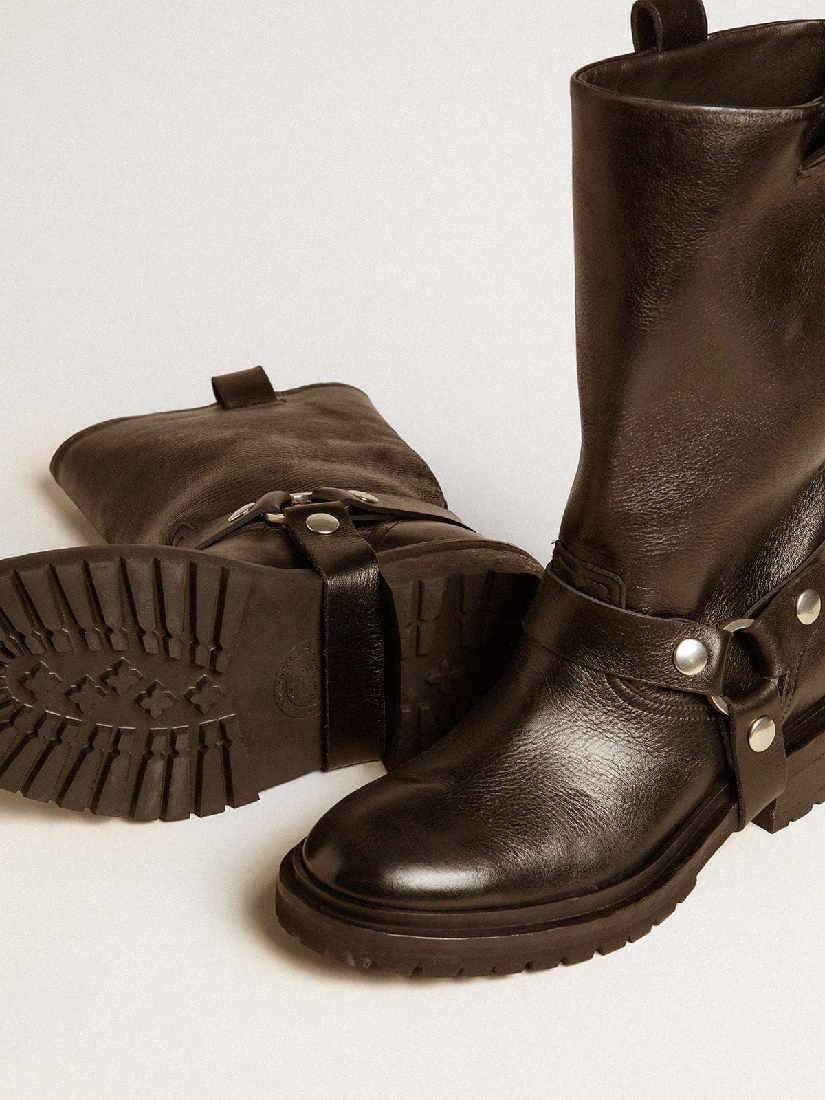 Kurt boots in glossy black leather with silver-colored buckle and studs
