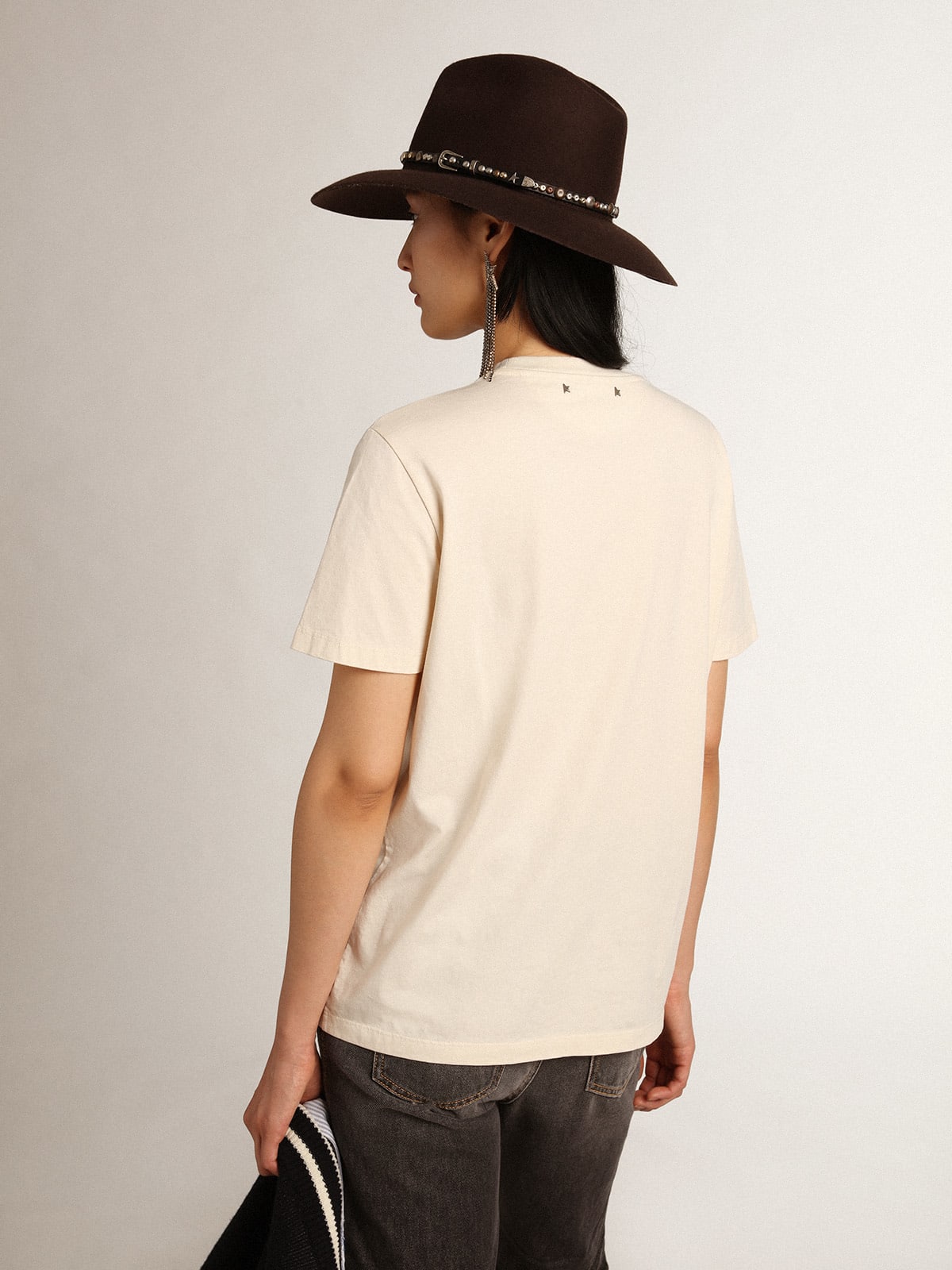 T-shirt Collezione Journey color bone white con scritte di colore nero e verde brillante sul davanti