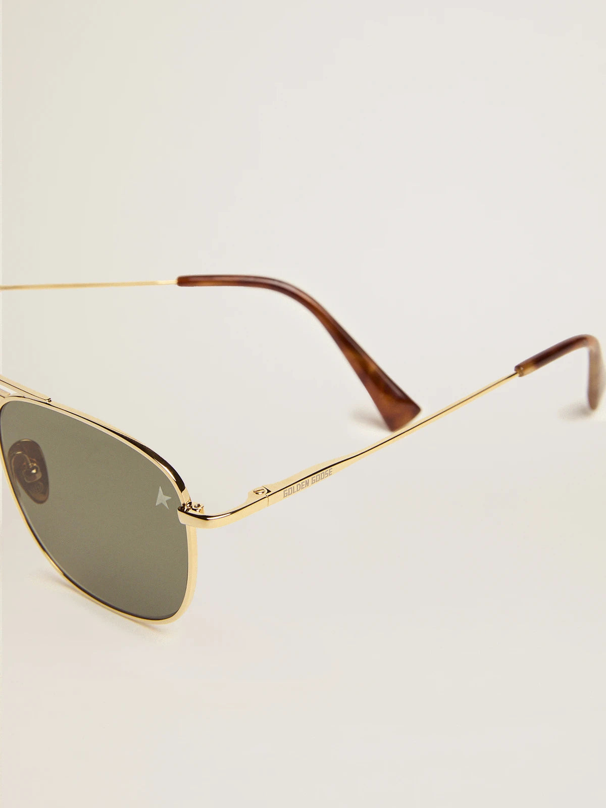 Sunframe Roger modello aviator con montatura dorata e lenti verdi