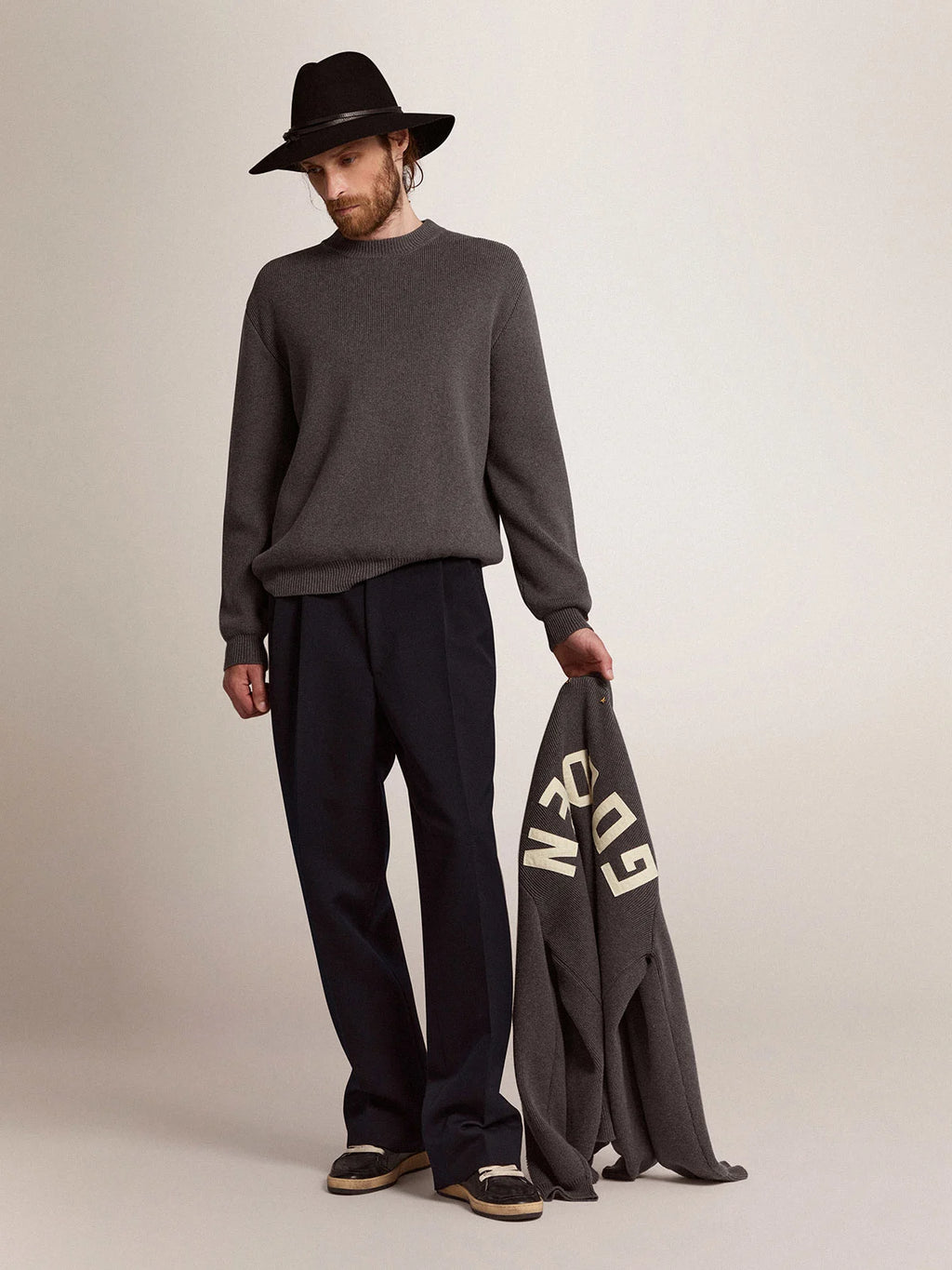 Maglione girocollo in cotone grigio scuro con logo sul retro
