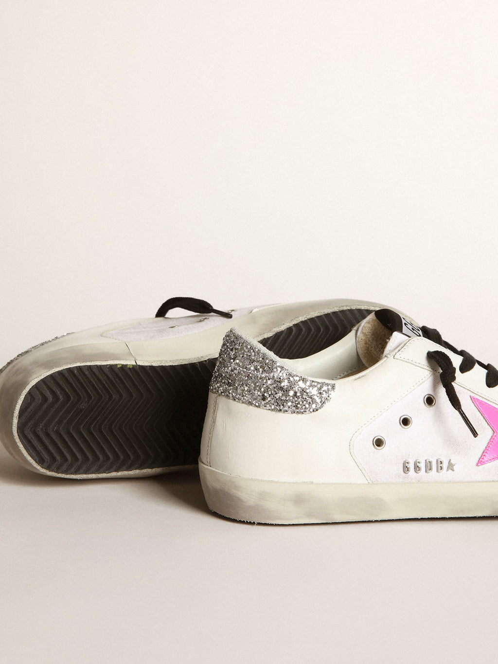 Sneaker Super-Star in pelle e canvas bianchi con stella in pelle rosa shocking e talloncino in glitter argento