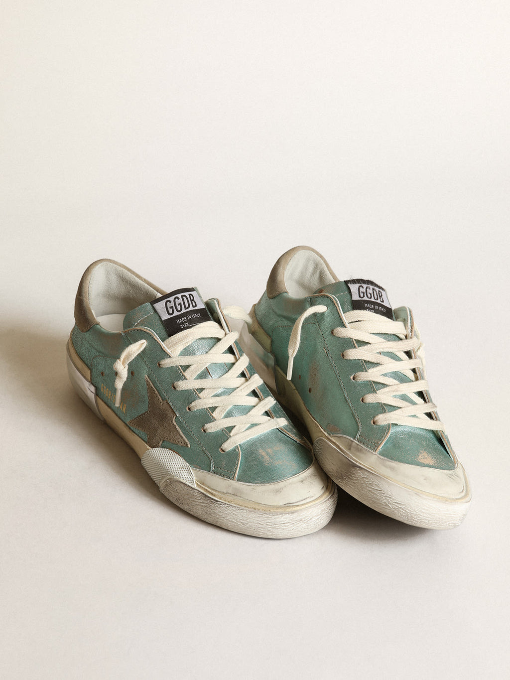 Sneaker Super-Star in pelle laminata verde menta con stella in suede grigio ghiaccio e multifoxing