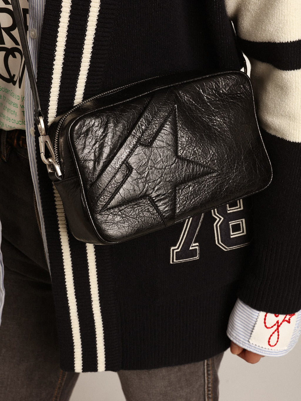 Borsa Star Bag in pelle lucida color nero con stella ton sur ton
