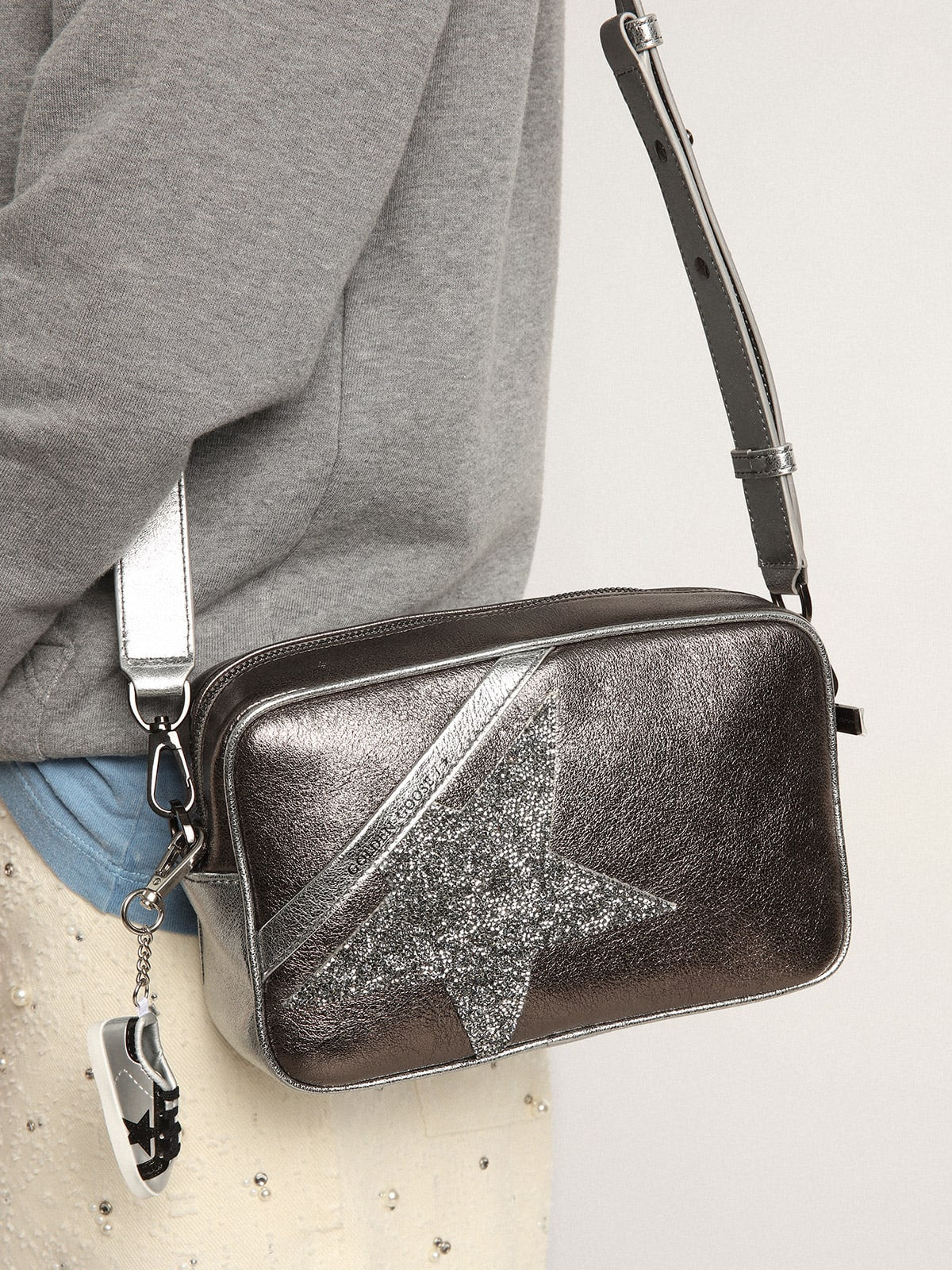 Borsa Star Bag in pelle laminata color argento e grigio antracite con stella in cristalli Swarovski