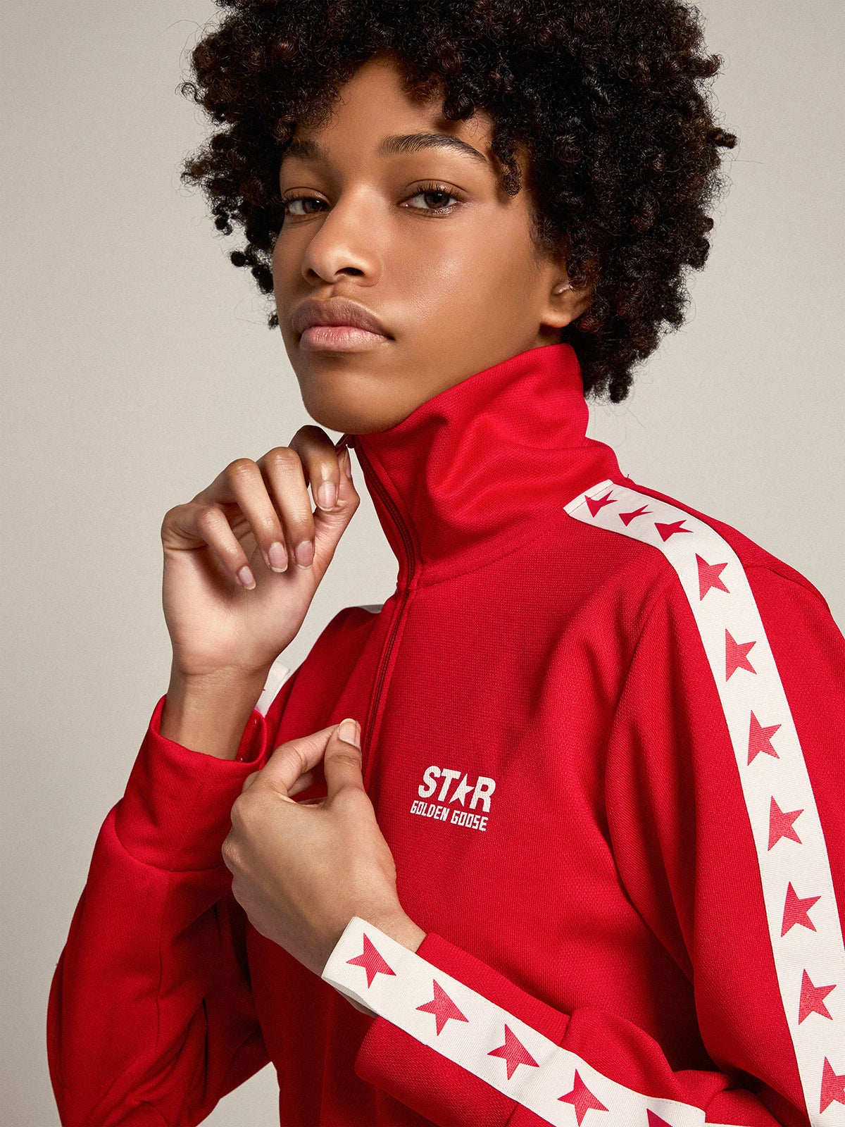 Felpa con zip da donna di colore rosso con stelle rosse a contrasto
