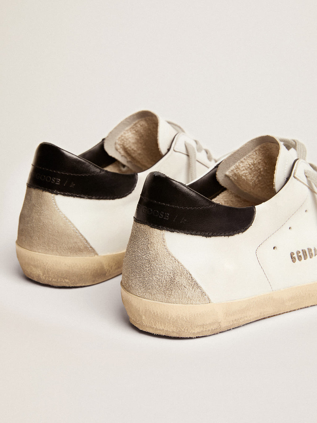 Sneakers Super-Star uomo con talloncino nero e metal studs lettering
